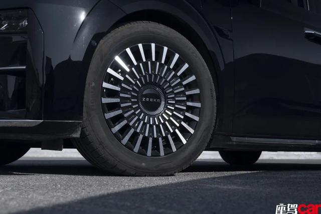 009 CAR REVIEWS米乐m6情绪价值拉满——试驾极氪(图4)