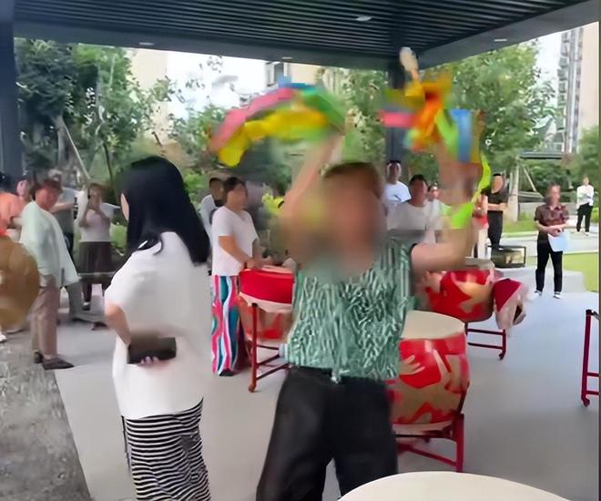 支持绿衣大妈过往被扒警方回应湖北大妈高考打鼓扰民：家属称(图9)
