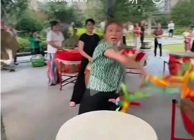 支持绿衣大妈过往被扒警方回应湖北大妈高考打鼓扰民：家属称(图15)
